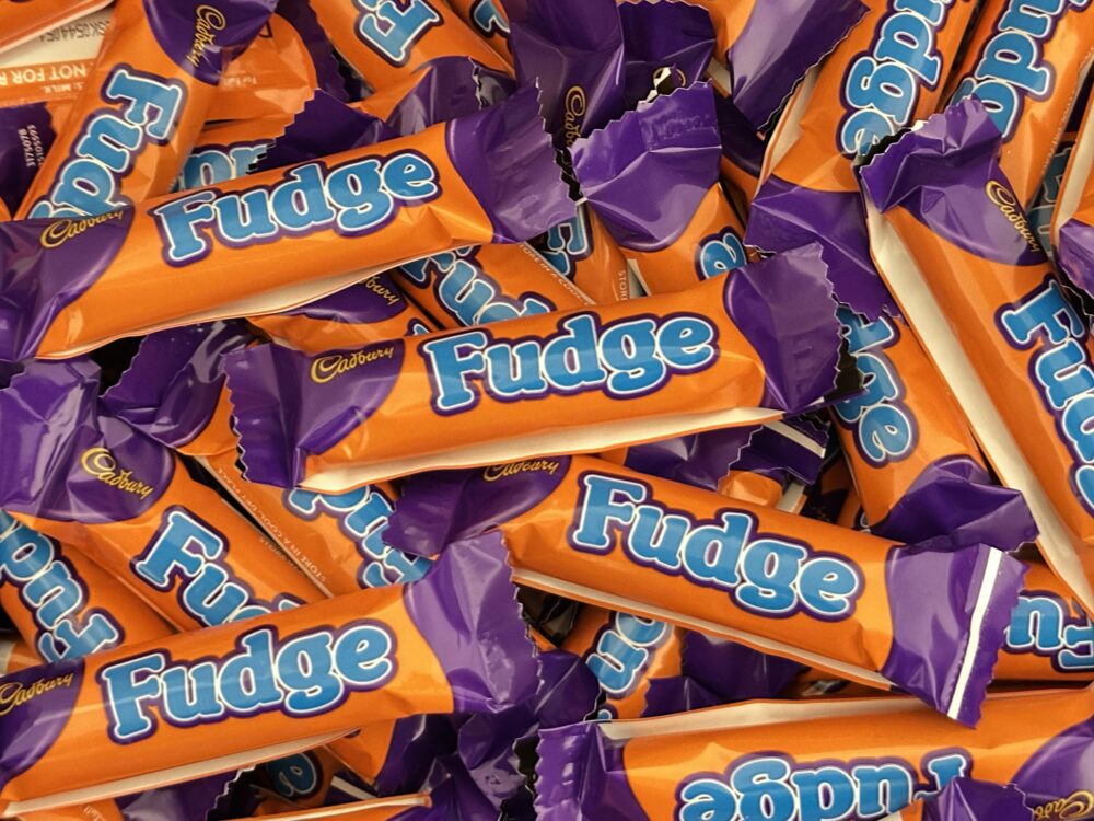 50 x 13.5g Cadbury Fudge Chocolate Bar Treatsize - Image 3