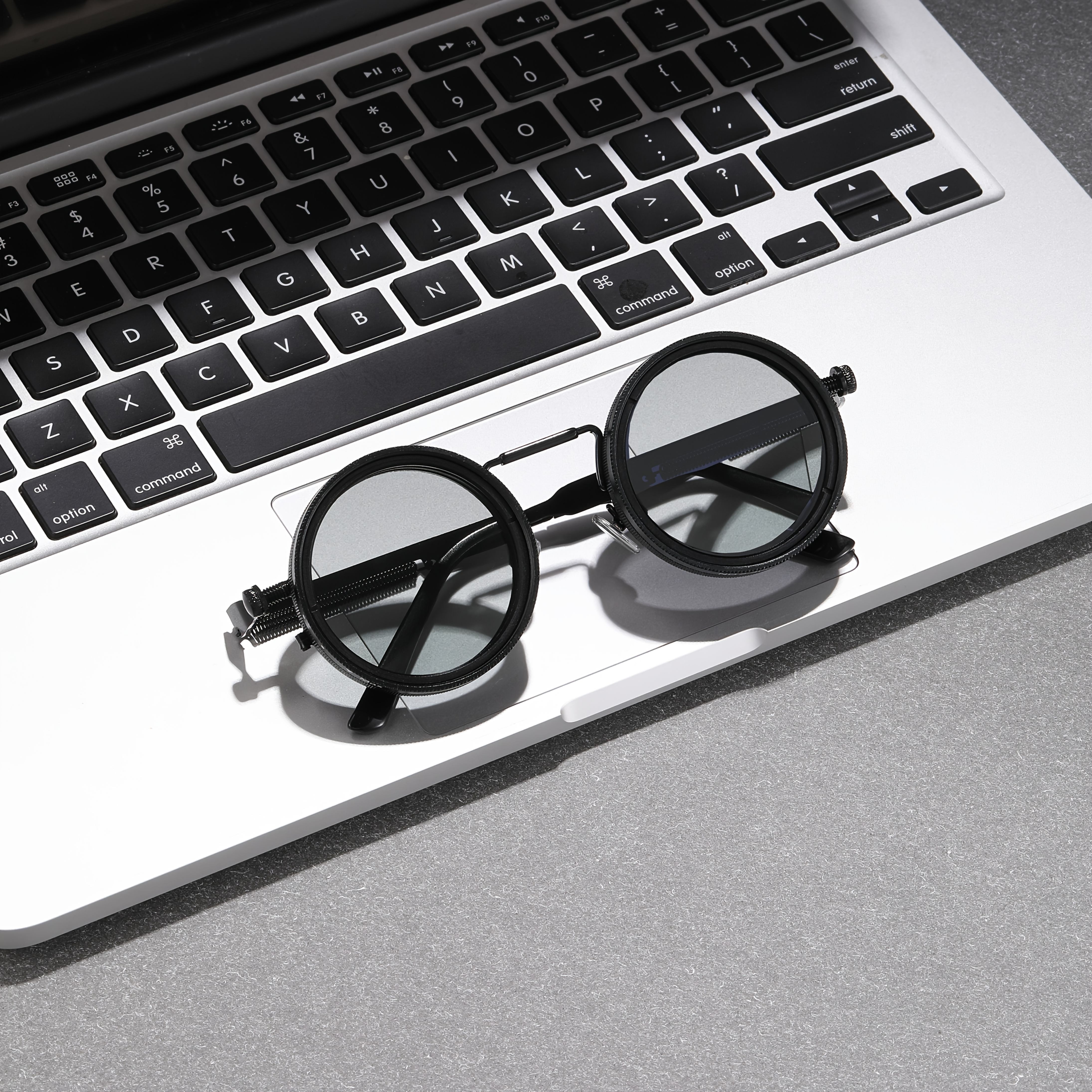 Fashionable Adjustable Sunglasses: Suitable for retro punk parties, sunshade, sun protection and festivals like Easter, graduation season, Halloween and Christmas. With aluminum-magnesium lenses, alloy frames, a glasses case and a lens cloth.